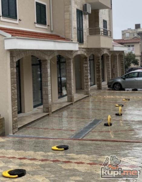 Prodajem parking barijere na daljinski upravljac.Cijena 135e sa ugradnjom.