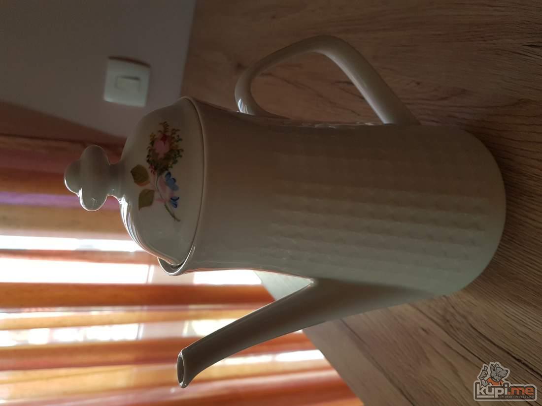 Posudje od finog porcelana, kobalta i kristala