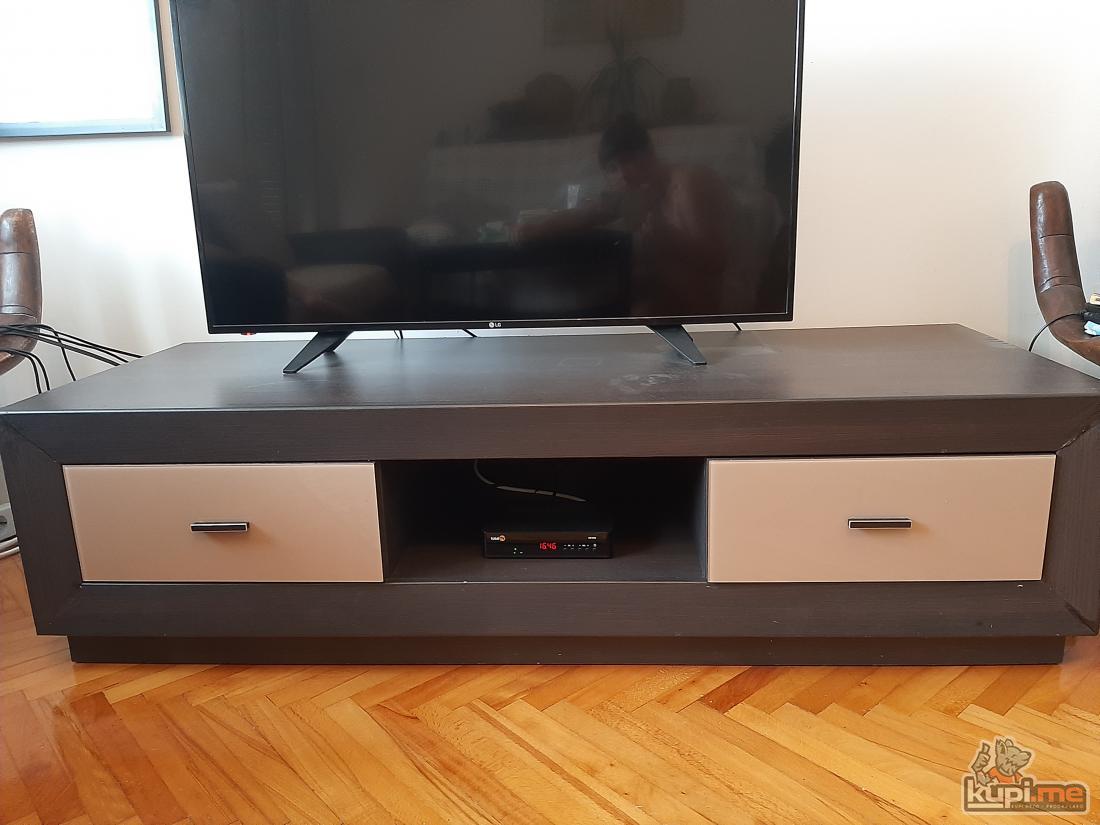 Prodajem komodu za Tv, viseću policu i stol